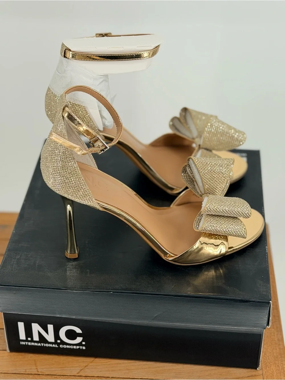 New Women’s INC NAASIRAF Gold Bow-Accent Heeled Sandals size 9.5M